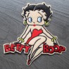 patch betty boop assise sur son nom robe rouge thermocollant