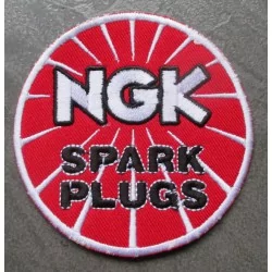 patch logo bougie NGK rond rouge spark plugs ecusson  rock roll pop chanteur anglais