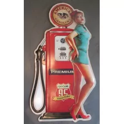 plaque pompe a essence rouge avec pin up sexy en robe courte tole metal garage diner loft