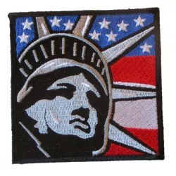 patch statue de la liberté sur fond de drapeau usa 7.5 cm ecusson thermocolant