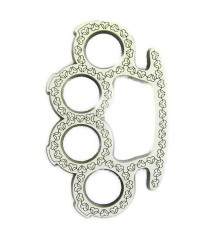 boucle de ceinture poing americain et dessin arabesque femme