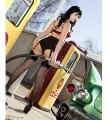 Tôle Pin Up Brune & Pompe Jaune - Déco Rétro